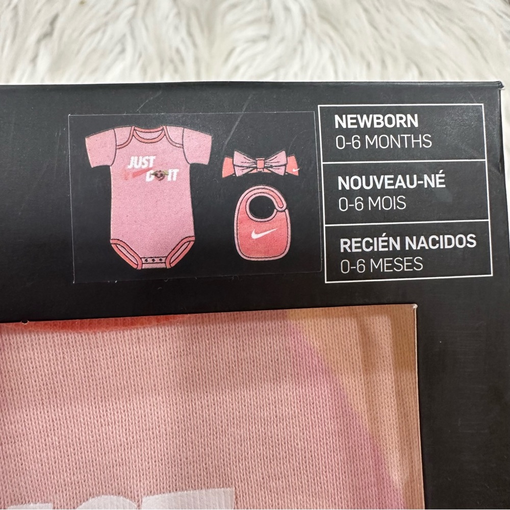 Nike Baby Gift Set - Picture 2 of 6
